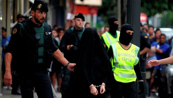 İspanya’nın Gandia kentinde IŞİD’e kadın üye kazandırmaya çalışmakla suçlanan 18 yaşındaki Fas asıllı bir kadın tutuklandı. - Sputnik Türkiye