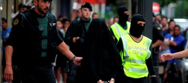 İspanya’nın Gandia kentinde IŞİD’e kadın üye kazandırmaya çalışmakla suçlanan 18 yaşındaki Fas asıllı bir kadın tutuklandı. - Sputnik Türkiye
