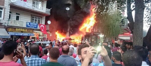 Kırşehir'de HDP'lilere ait kitabevi yakıldı - Sputnik Türkiye