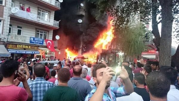 Kırşehir'de HDP'lilere ait kitabevi yakıldı - Sputnik Türkiye