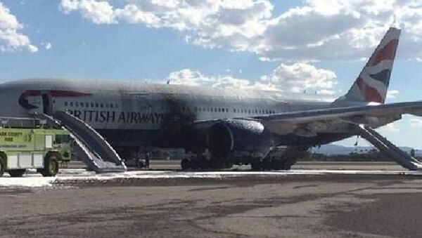 İngiliz Havayolları British Airways'e ait Boeing 777 tipi yolcu uçağı, Las Vegas'ta kalkış sırasında yanmaya başladı. - Sputnik Türkiye