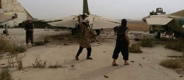 Nusra Cephesi, Ebu Duhur Askeri Havaalanı'nı ele geçirdi. - Sputnik Türkiye