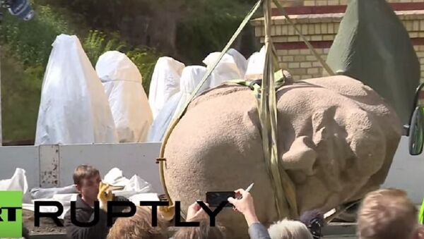 Lenin heykeli, 24 yıl sonra gömüldüğü yerden çıkartıldı - Sputnik Türkiye