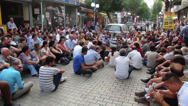 Mersin'de bir grup HDP'li, Şırnak'ın Cizre İlçesi'ndeki sokağa çıkma yasağını oturma eylemi yaparak protesto etti. - Sputnik Türkiye