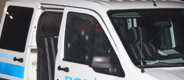 Aracın kırılan cam parçalarının üzerlerine sıçraması sonucu 2 polis yaralandı. - Sputnik Türkiye