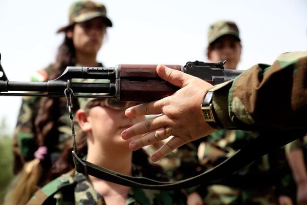 18 ila 30 yaş arasındaki Ezidi kadınlardan oluşan birliğe silah kullanımı hakkında bilgi verildi. - Sputnik Türkiye