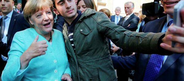 Yurttaki göçmenler, kendilerini ziyarete gelen Almanya Başbakanı Merkel'i selfie çekmeden bırakmadı. - Sputnik Türkiye
