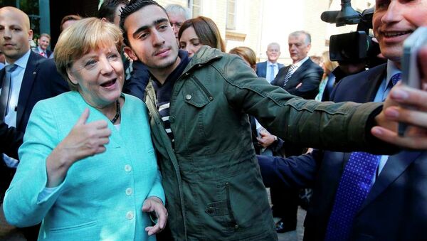 Yurttaki göçmenler, kendilerini ziyarete gelen Almanya Başbakanı Merkel'i selfie çekmeden bırakmadı. - Sputnik Türkiye