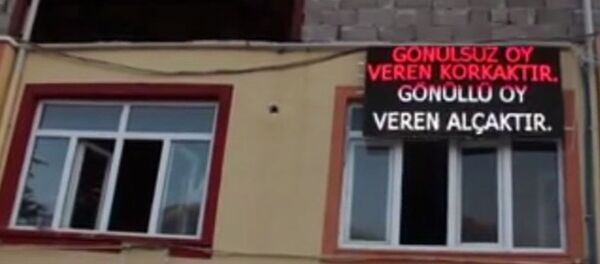 AK Partili Mehmet Özeren, ışıklı pano mesajı - Sputnik Türkiye