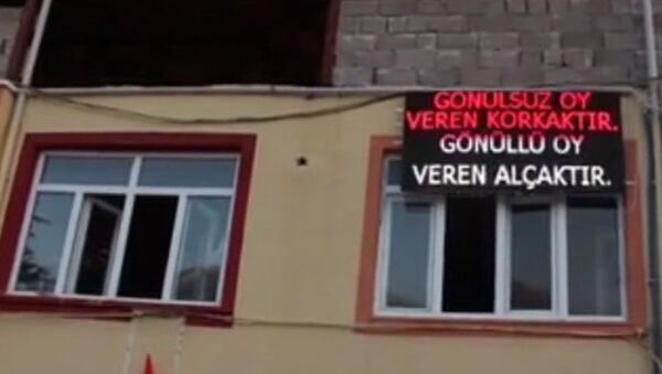 AK Partili Mehmet Özeren, ışıklı pano mesajı - Sputnik Türkiye