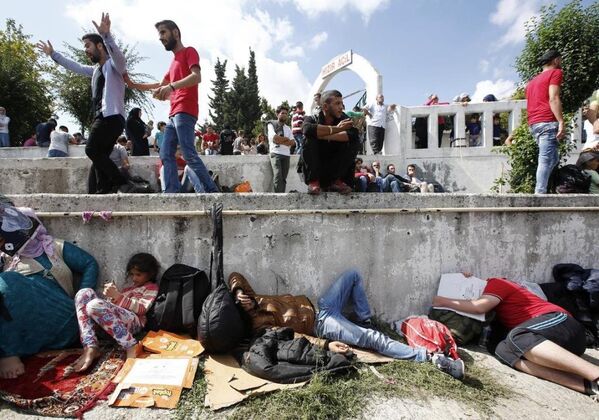 Otogarda bekleyen sığınmacılar - Sputnik Türkiye