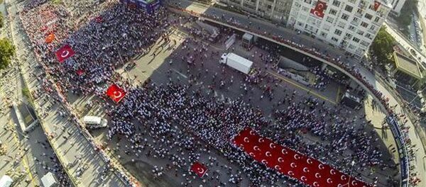 Onbinler İstiklal Marşı'nı söyledi Onbinler İstiklal Marşı'nı söyledi - Sputnik Türkiye