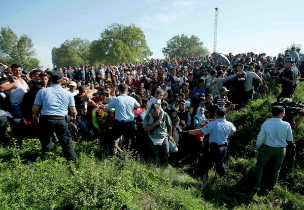 Hırvatistan'da sığınmacılarla polis arasında ilk arbede - Sputnik Türkiye