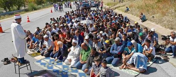 Edirne Valisi Şahin Suriyeli mültecilerle TEM’de namaz kıldı - Sputnik Türkiye