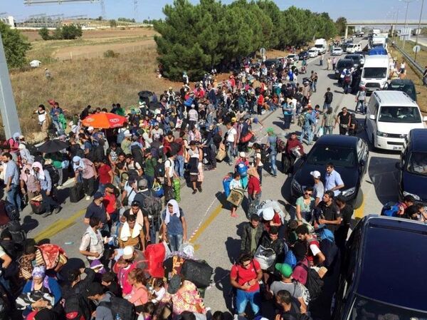 Suriyelilerin önü açıldı, sınıra doğru yürüyüş yeniden başladı - Sputnik Türkiye