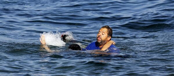 Bu arada Yunanistan'ın Midilli adasına göçmen akını devam ediyor. Nitekim Türkiye'nin Ege sahillerinden denize açılan bir bottaki Afgan göçmenler çarpıcı kareler sunuyor. Karaya yaklaşırken bir an önce kıyıya çıkmak için can yeleğini dahi giymeden denize atlayan Afgan göçmeni, bir Yunan vatandaşı tarafından kurtarıldı. - Sputnik Türkiye