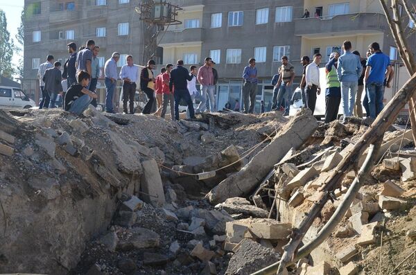 Hakkari Yüksekova'da terör örgütü PKK'nın yola döşediği patlayıcı, zırhlı polis aracının geçişi sonrasında infilak etti, olayda can kaybı ve yaralanan olmadı.  - Sputnik Türkiye
