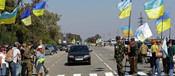 Ukrayna ile Kırım Cumhuriyeti'ni bağlayan Çongar, Kalançak ve Armyansk kasabaları üzerinden geçen karayolu, yarımadaya gıda ürünleri taşıyan kamyon trafiğine kapatıldı. Ukrayna ile Kırım Cumhuriyeti'ni bağlayan Çongar, Kalançak ve Armyansk kasabaları üzerinden geçen karayolu, yarımadaya gıda ürünleri taşıyan kamyon trafiğine kapatıldı. - Sputnik Türkiye