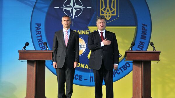 NATO Genel Sekreteri Jens Stoltenberg - Ukrayna Devlet Başkanı Pyotr Poroşenko - Sputnik Türkiye
