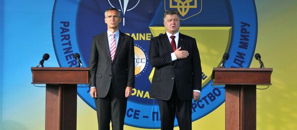 NATO Genel Sekreteri Jens Stoltenberg - Ukrayna Devlet Başkanı Pyotr Poroşenko - Sputnik Türkiye