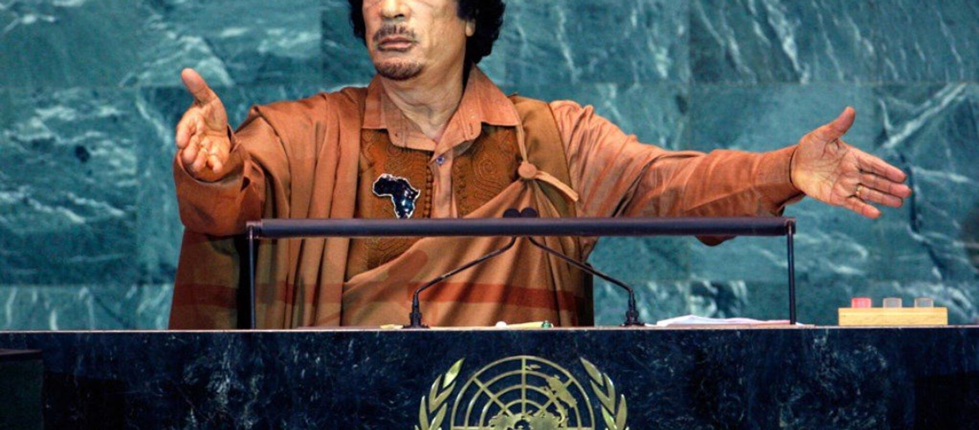 Muammer Kaddafi'nin 75 dakikalık konuşmasını tercüme eden çevirmen baygınlık geçirdi. - Sputnik Türkiye, 1920, 10.12.2015