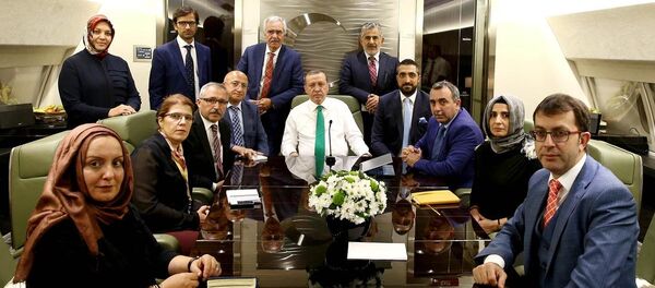 Cumhurbaşkanı Erdoğan, uçakta gazetecilerle sohbet etti - Sputnik Türkiye