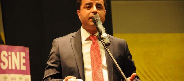 HDP Eş Genel Başkanı Selahattin Demirtaş Leverkusen'deki Smidt Arena'da düzenlenen Dayanışma Gecesi'nde konuştu. HDP Eş Genel Başkanı Selahattin Demirtaş Leverkusen'deki Smidt Arena'da düzenlenen Dayanışma Gecesi'nde konuştu. - Sputnik Türkiye