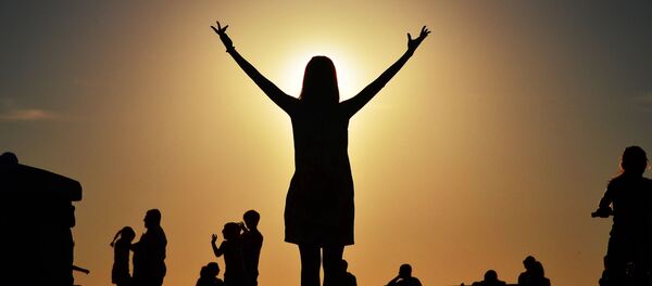 Sivastopol’ün Deniz Sahili’nde genç bir kadın gün batımını izliyor. - Sputnik Türkiye