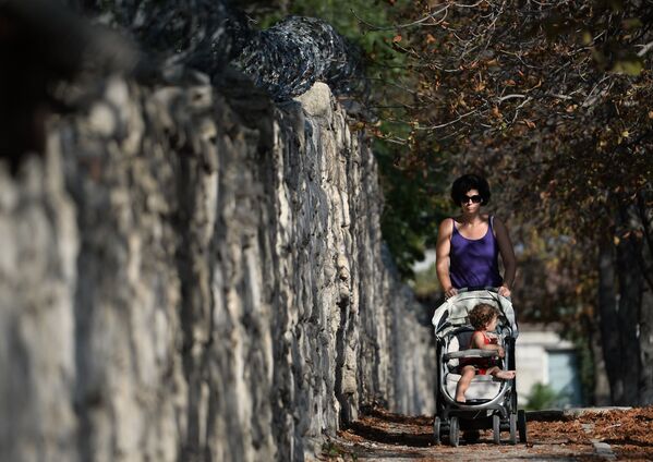 Kadın ve çocuk, Sivastopol caddelerinden birinde. - Sputnik Türkiye