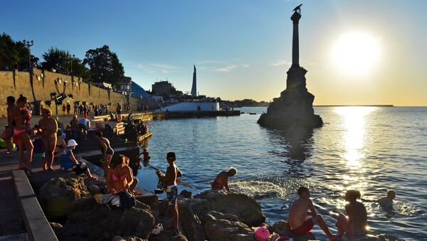 Sivastopol’de turistler ve yerel sakinler, Deniz Sahili yakınlarındaki batmış gemiler anıtı önünde yüzüyor - Sputnik Türkiye