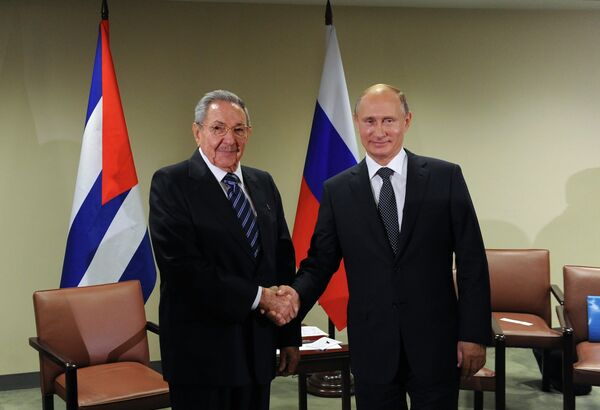 Putin, Küba lideri Raul Castro ile bir araya geldi - Sputnik Türkiye