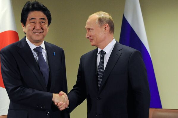 Vladimir Putin, BM 70. Genel Kurul toplantısında Japonya Başbakanı Şinzo Abe ile bir araya geldi. - Sputnik Türkiye