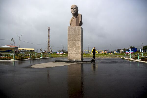 Kunaşir adasındaki Yujno-Kurilsk kentinde Vladimir Lenin heykeli. - Sputnik Türkiye