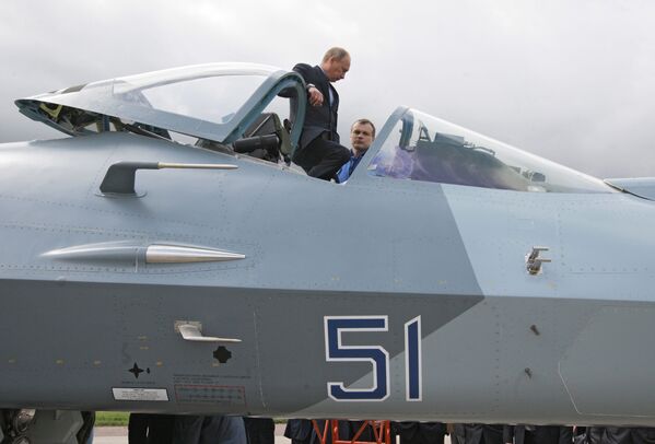 Vladimir Putin, 5. nesil savaş uçağı T-50 denemesi sırasında (2010). - Sputnik Türkiye