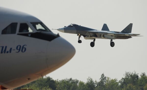 T-50 savaş uçağı, MAKS Uluslararası Havacılık ve Uzay Fuarı’nda gösteri uçuşu yaparken. - Sputnik Türkiye