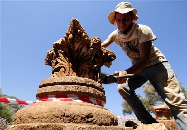 Kilise'de bulunan sütun başlarından biri. - Sputnik Türkiye