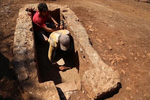 Kilise bahçesinde kayaya oyulmuş bir de mezar bulundu. - Sputnik Türkiye