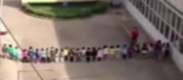 Anaokulu öğrencilerine sıra dayağı - Sputnik Türkiye