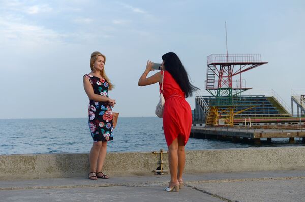 Kerç sahilinde kadınlar fotoğraf çektirirken. - Sputnik Türkiye