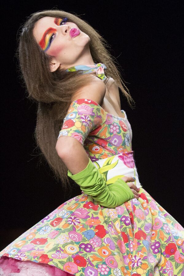 New York Fashion Week 2015 gösterimi sırasında bir model. - Sputnik Türkiye