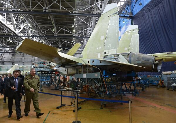 Rusya Başbakan Yardımcısı Dmitriy Rogozin, İrkutsk Uçak Fabrikası ziyareti sırasında. - Sputnik Türkiye