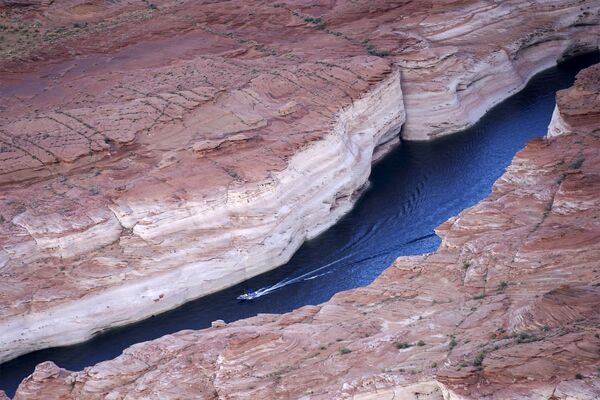 Powell gölünde bir tekne kanyon boyunca hareket ediyor, Arizona, ABD. - Sputnik Türkiye