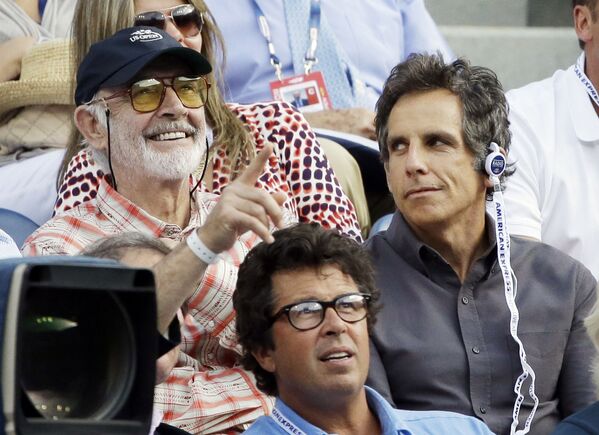 Sinema oyuncuları Sean Connery ve Ben Stiller tenis maçını izlerken. - Sputnik Türkiye