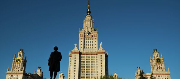 Moskova Devlet Üniversitesi ve Mihail Lomonosov'un anıtı. - Sputnik Türkiye