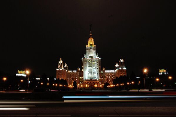 Moskova Devlet Üniversitesi gece manzarası. - Sputnik Türkiye