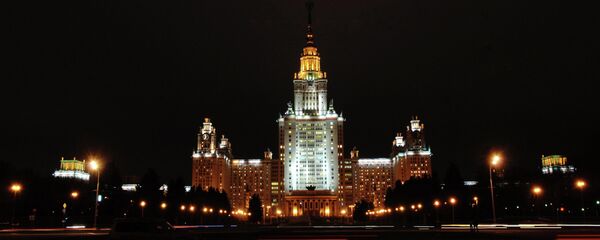Moskova Devlet Üniversitesi gece manzarası. - Sputnik Türkiye