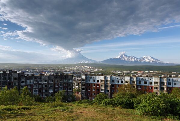 Petropavlovsk-Kamçatski'de Korayakski ve Avaçinski yanardağları. - Sputnik Türkiye