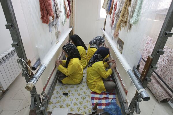 İranlı kadınlar İsfahan’daki fabrikada halı örerken. - Sputnik Türkiye
