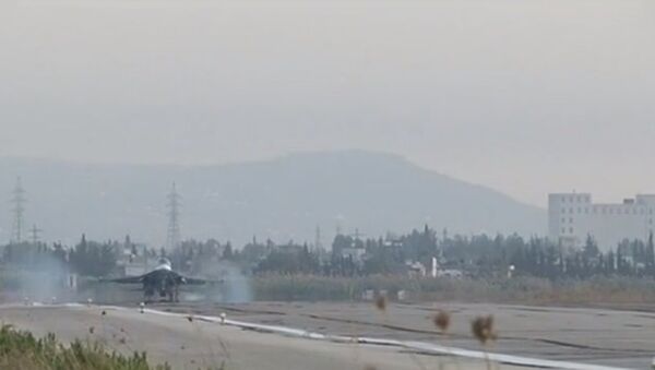Russia Today (RT) Rusya'nın Suriye'deki terörist grupların kontrolündeki alanlara düzenlediği hava saldırıları için kullandığı Lazkiye'deki Hmeimim hava üssünden ilk görüntüleri yayınladı. - Sputnik Türkiye
