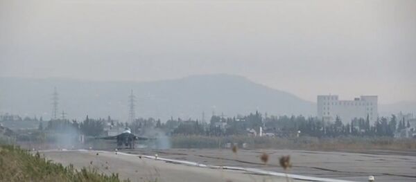 Russia Today (RT) Rusya'nın Suriye'deki terörist grupların kontrolündeki alanlara düzenlediği hava saldırıları için kullandığı Lazkiye'deki Hmeimim hava üssünden ilk görüntüleri yayınladı. - Sputnik Türkiye